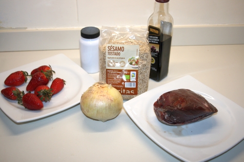 00. ingredientes para atún sobre alfombra de fresas en blog de recetas fitness