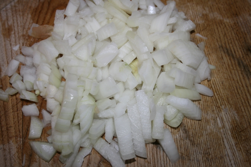 01. cebolla a dados para atún sobre alfombra de fresas en blog de recetas fitness