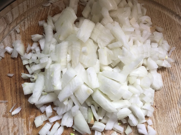 01. troceamos la cebolla para el pollo con salsa de almendras en blog de recetas fitness