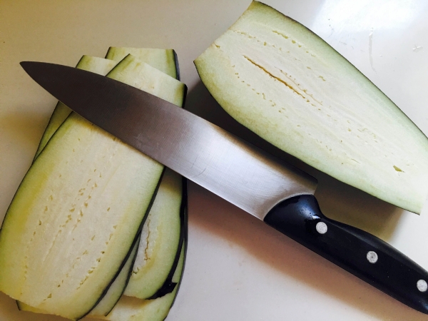 02. Cortar la berenjena para el sandwich fitness de berenjena en tu blog de fitness para mujeres y blog de recetas fitness