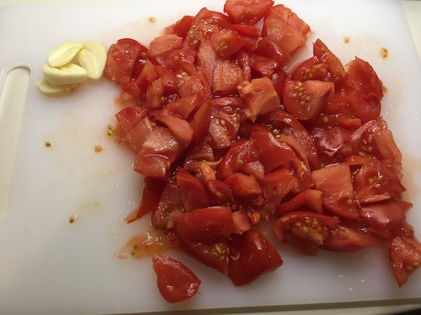 02. Cortar tomate para el rape al horno con almendras y tomate en blog de recetas fitness y blog de fitness para mujeres