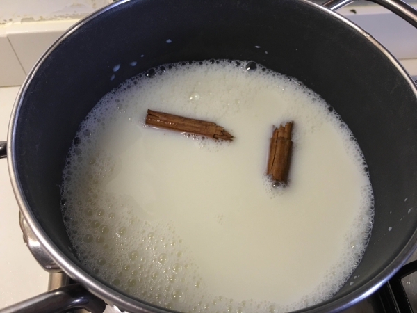 02. Hervimos la leche para las natillas de chocolate fitness en blog de fitness para mujeres y blog de recetas fitness