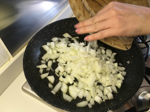 02. LA cebolla picada en la sartén para los calamares en su salsa y fideos chinos en blog de recetas fitness