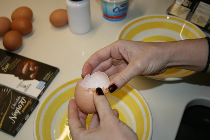 02. Separar claras para tronco de chocolate sin harinas ni azúcares añadidos en blog de recetas fitness