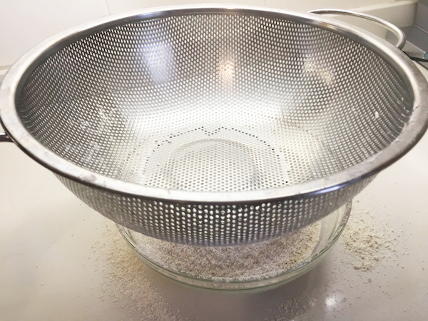 02. Tamizar la harina para tarta fitness de mousse de chocolate en blog de recetas fitness y blog de fitness para mujeres