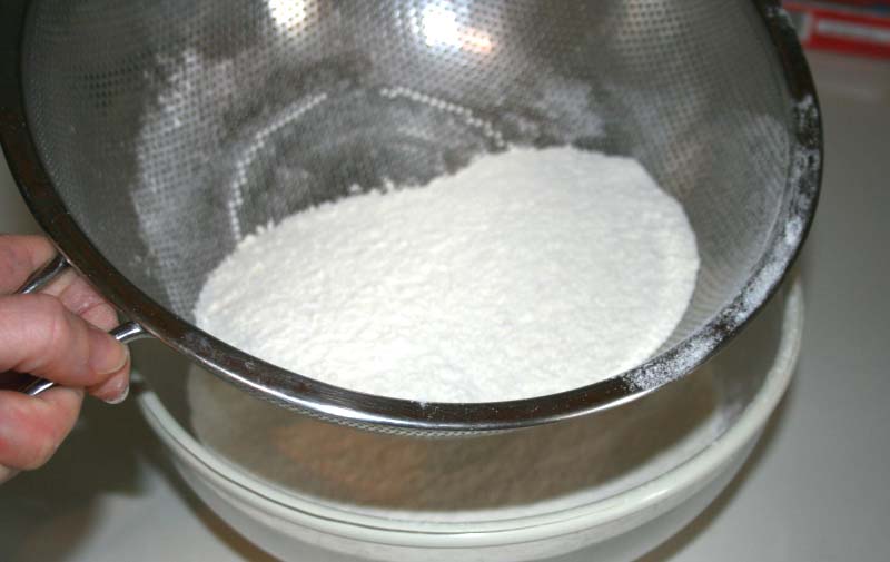 02. tamizar la harina para galletas fit en blog de fitness y nutrición