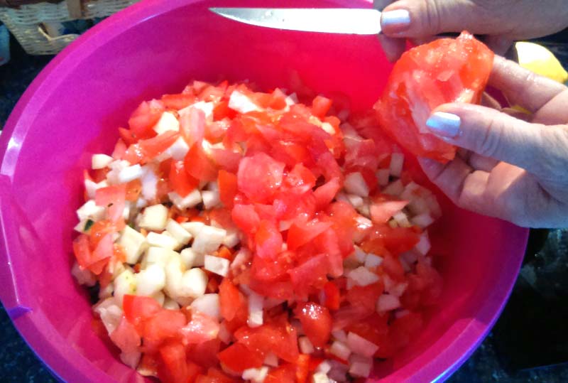 02. receta fitness para ensalada de cous cous con tomate cortado