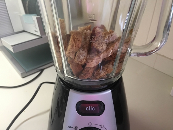 02. triturar el pan para los bombones de chocolate en blog de recetas fitness y blog de fitness para mujeres