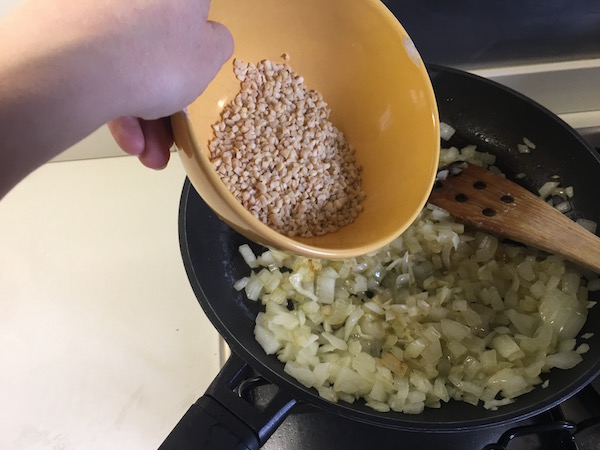 03. Las almendras salteadas en la cebolla para el pollo con salsa de almendras en blog de recetas fitness