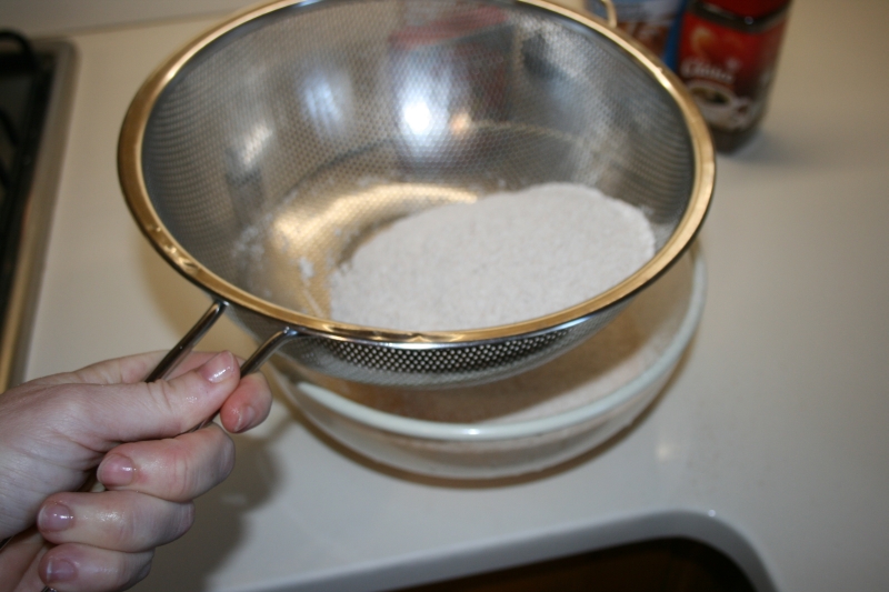 03. Tamizar la harina para la receta fitness de tiramisú