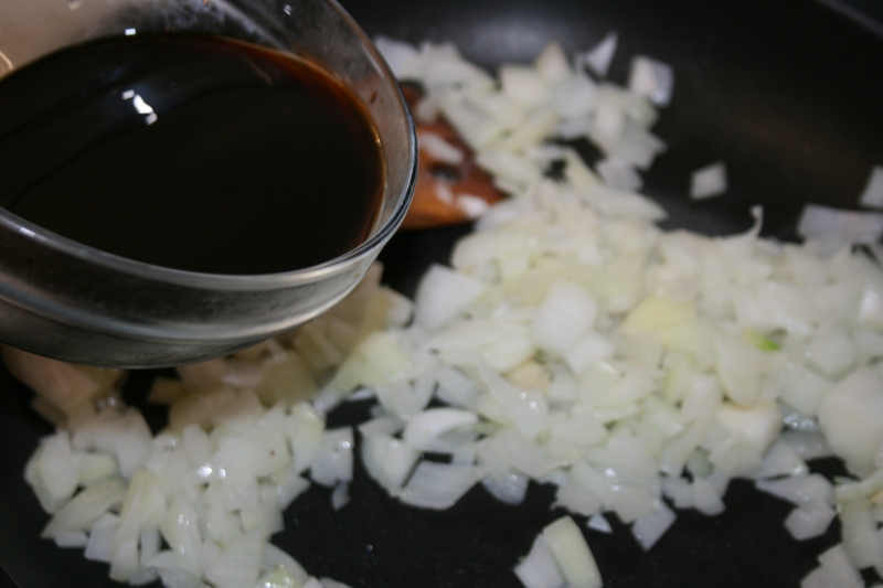 03. Verter salsa para atún sobre alfombra de fresas en blog de recetas fitness