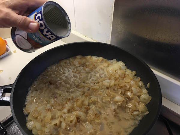 04. Añadir la leche de coco al risotto al estilo tahi con pollo en blog de recetas fitness y blog de fitness para mujeres