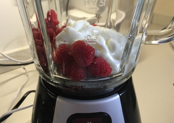 04. Batir el yogur para la mousse de frambuesa fit en blog de fitness para mujeres y blog de recetas fitness