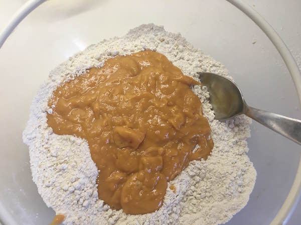 04. Mezclar todos los ingredientes para las galletas de avena y batata en blog de fitness para mujeres