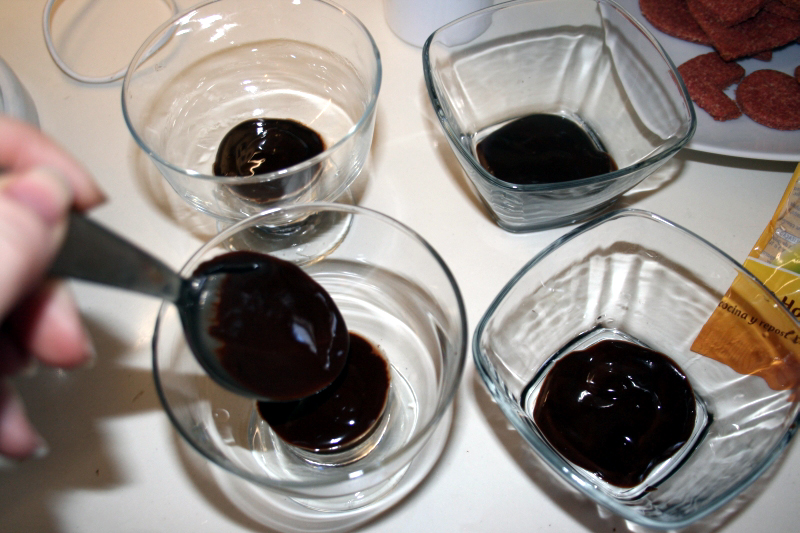 04. Repartimos el chocolate para mousse de vainilla y almendras en blog de recetas fitness y blog de fitness