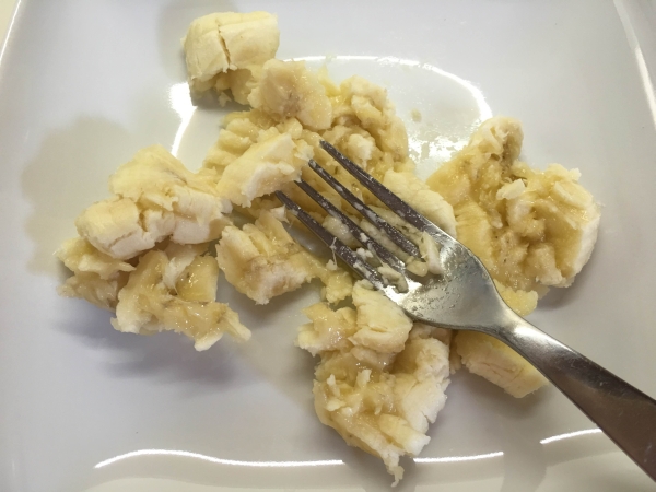 04. Triturar el plátano para los bombones de chocolate en blog de recetas fitness y blog de fitness para mujeres