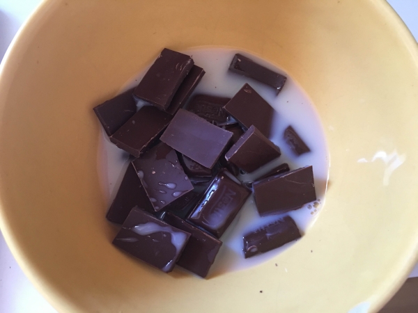 05. Chocolate y leche para la mousse de chocolate y coco en blog de recetas fitness y blog de fitness para mujeres