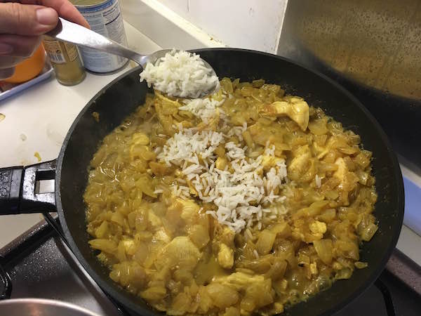 06. Añadir el arroz al risotto al estilo tahi con pollo en blog de recetas fitness y blog de fitness para mujeres