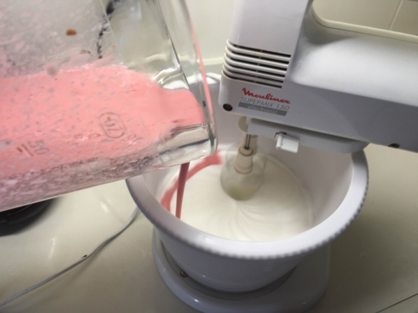 06. Añadir el yogur a las claras para hacer la mousse de frambuesa fit en blog de fitness para mujeres y blog de recetas fitness