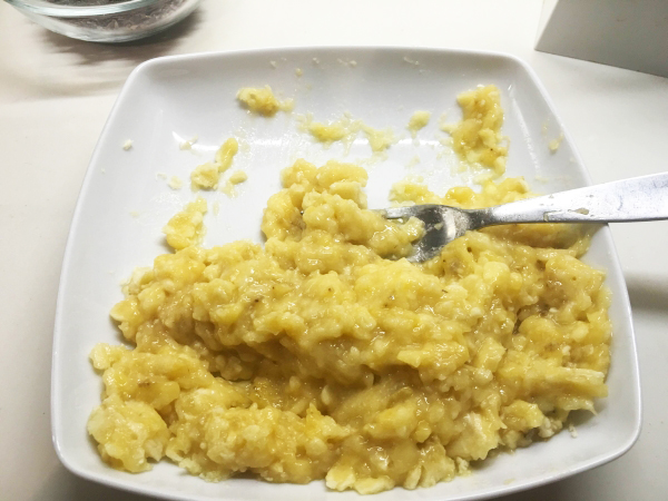 06. Batir el plátano para la corona de plátano y chocolate en blog de recetas fitness y blog de fitness para mujeres