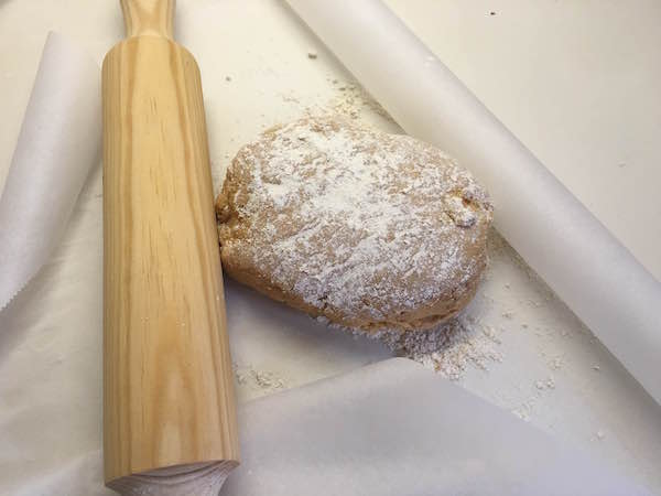 06. Estirar la masa para las las galletas de avena y batata en blog de fitness para mujeres