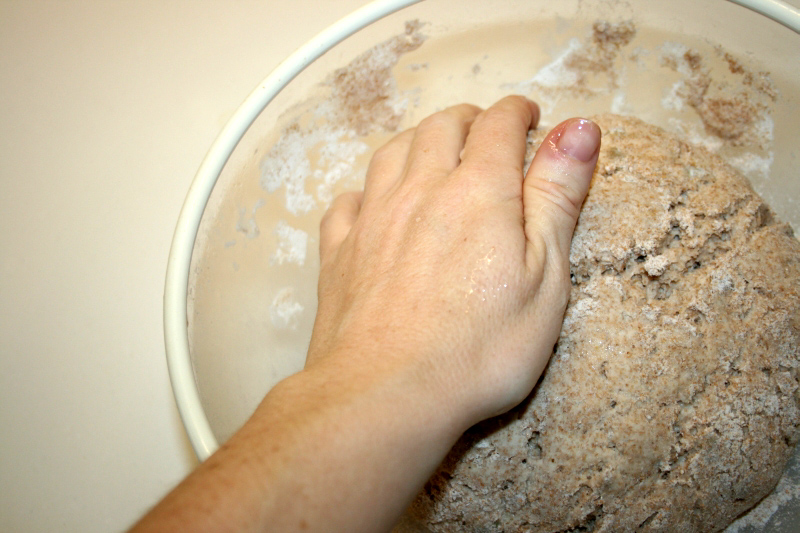 06. Humedecer el pan integral de espelta