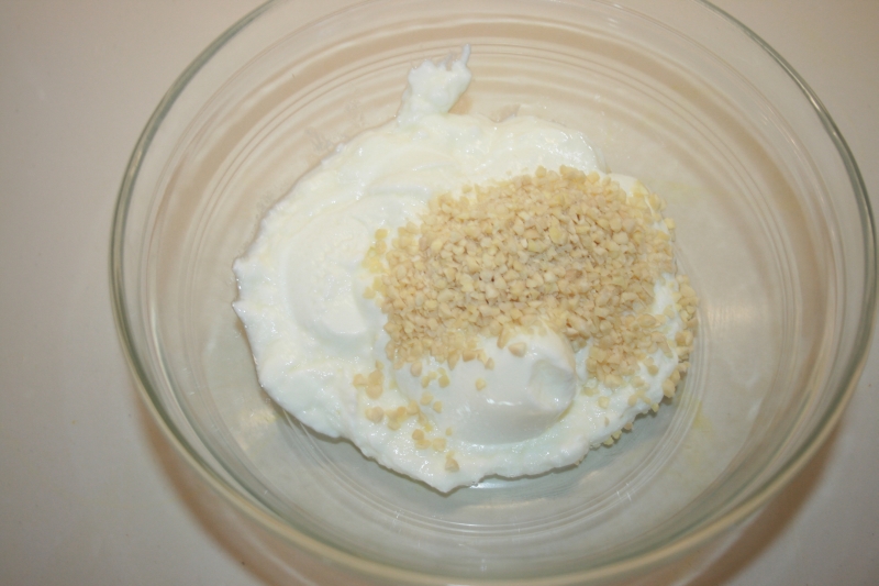 06. Mezclar almendras para la crema de yogur con frutos rojos en blog de recetas fitness