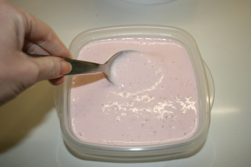 06. Recetas fitness con chocolate escondido con cuchara para sorbete de fresa