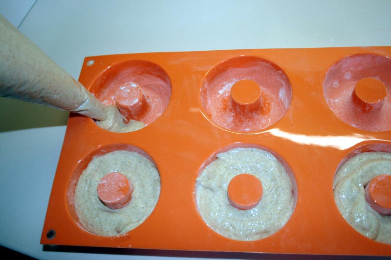 06. Rellenamos los moldes para donuts fit