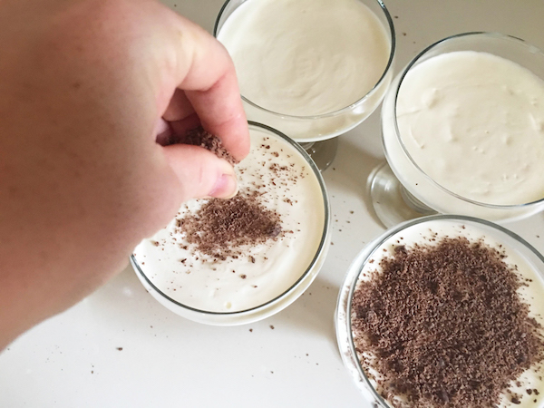 06. Servir el chocolate para cremoso griego con melocoton y chocolate fitness en blog de fitness para mujeres y blog de recetas fitness