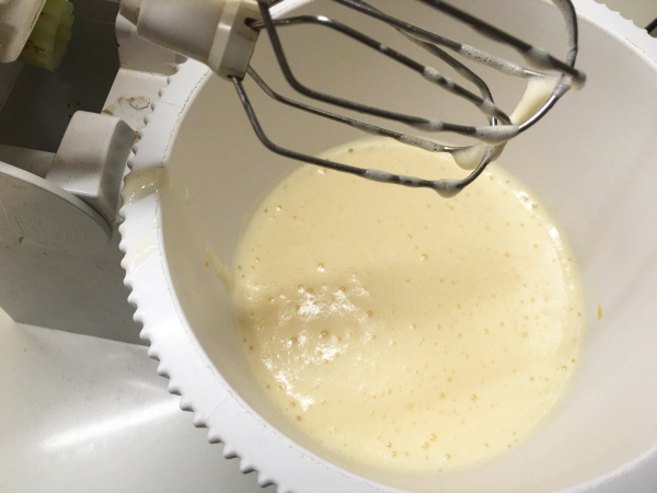 07. Batir los huevos para la corona de plátano y chocolate en blog de recetas fitness y blog de fitness para mujeres