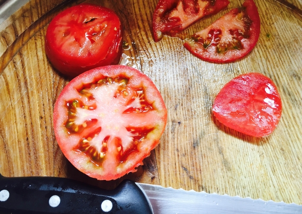 07. Cortar el tomate para el sandwich fitness de berenjena en tu blog de fitness para mujeres y blog de recetas fitness