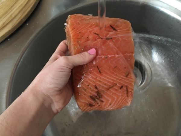 07. Lavamos bajo el grifo el salmón marinado en sus hierbas en blog de fitness para mujeres y blog de recetas fitness