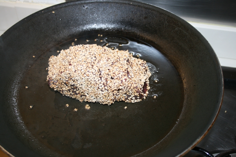 07. Sellar el atun para atún sobre alfombra de fresas en blog de recetas fitness