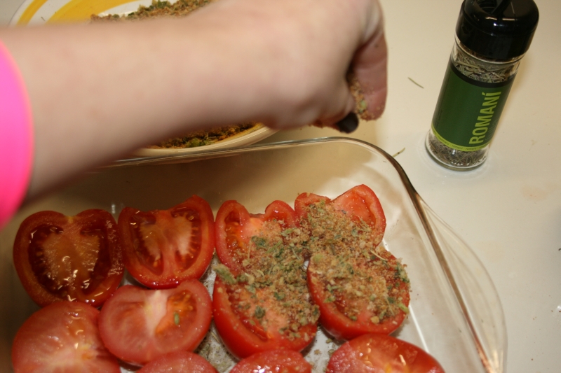 07. espolvorear los tomates bandeja para tomates al horno crujientes en blog de recetas fitness