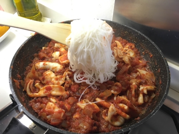 08. Añadir los fideos para los calamares en su salsa y fideos chinos en blog de recetas fitness