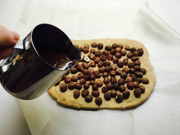 08. Repartir el chocolate sobre la torta bombón fit en blog de fitness para mujeres y blog de recetas fitness