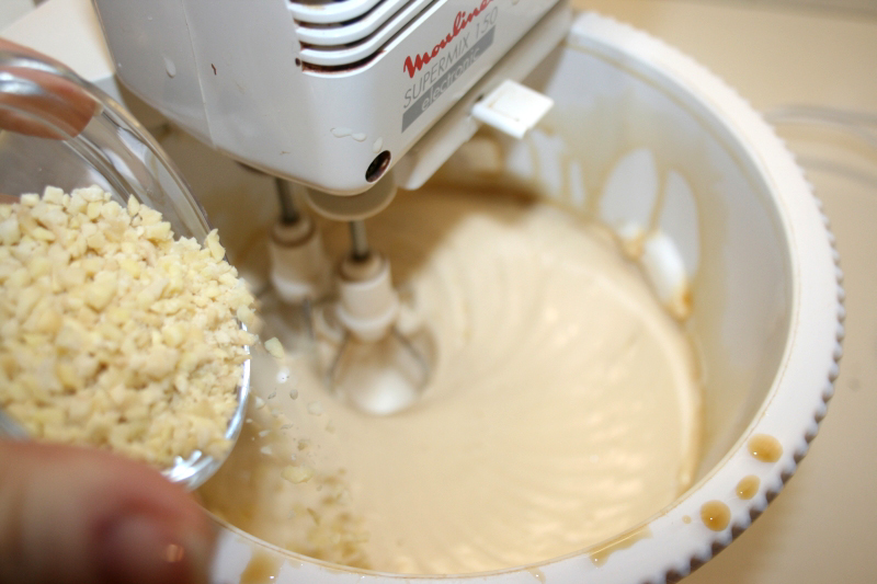 08. añadimos las almendras a la mousse de vainilla y almendras en blog de recetas fitness y blog de fitness