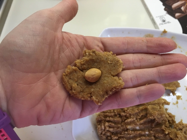 08. colocar la avellana para los bombones de chocolate en blog de recetas fitness y blog de fitness para mujeres