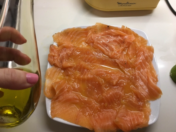 10. Ponemos aceite y sésamos al salmón marinado en sus hierbas en blog de fitness para mujeres y blog de recetas fitness