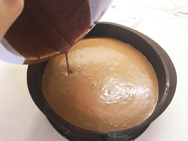 10. Ultimo paso de la tarta fitness de mousse de chocolate en blog de recetas fitness y blog de fitness para mujeres