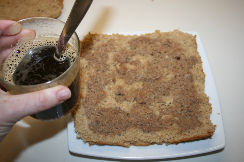 11.Mojar el bizcocho con cafe de receta fitness de tiramisú