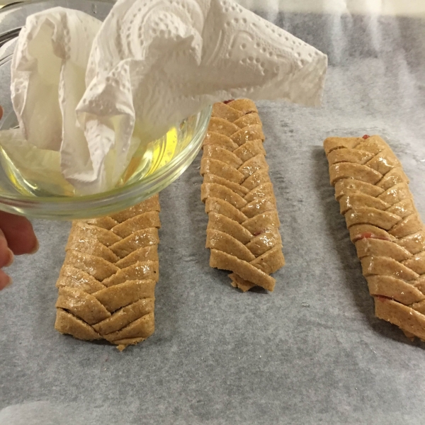 11. Pintar con clara las trenzas rellenas de fresas en blog de recetas fitness