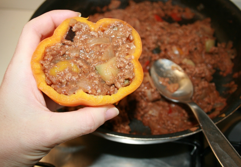 11. Rellenar los pimientos con carne y verdura