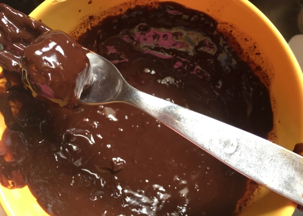 12. Bañar en chocolate los bombones de chocolate en blog de recetas fitness y blog de fitness para mujeres