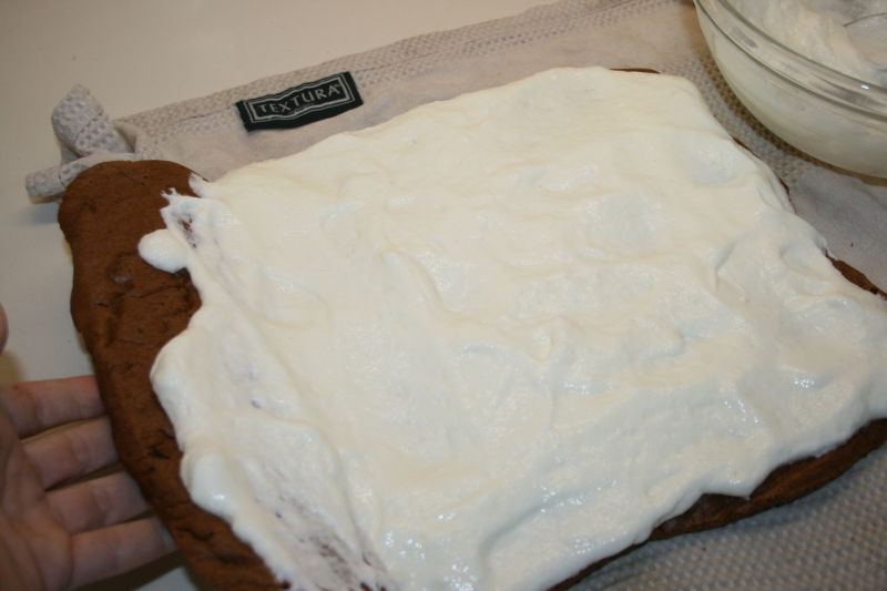 14. Extender la mouse de queso en el tronco de chocolate sin harinas ni azúcares añadidos en blog de recetas fitness