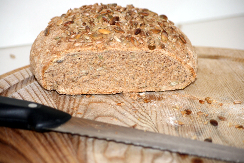 14. un bodegon de pan integral de espelta