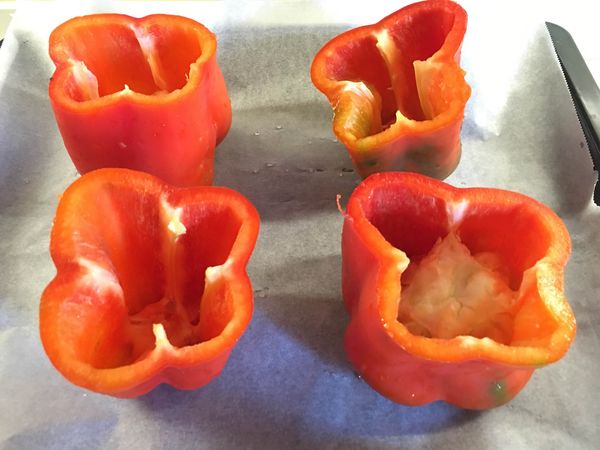 Cortar los pimientos para pimientos rojos rellenos de aguacat en blog de fitness para mujeres