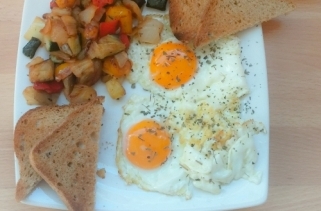 HUEVOS A LA PLANCHA CON VERDURAS en blog de recetas fitness para mujeres