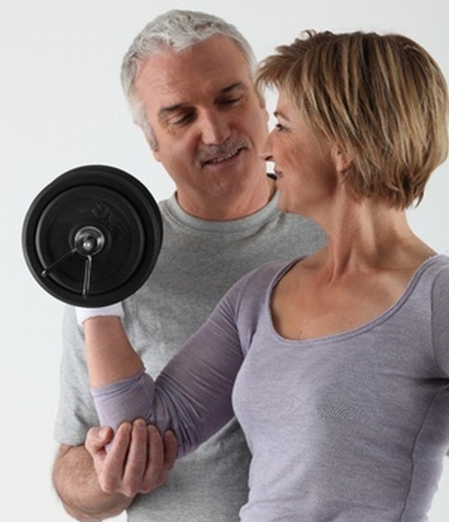 Mujer con menopausia haciendo pesas en blog de fitness para mujeres con recetas fitness